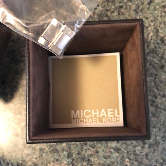 Michael Kors watch silver & rose gold accent - Picture 4 of 5